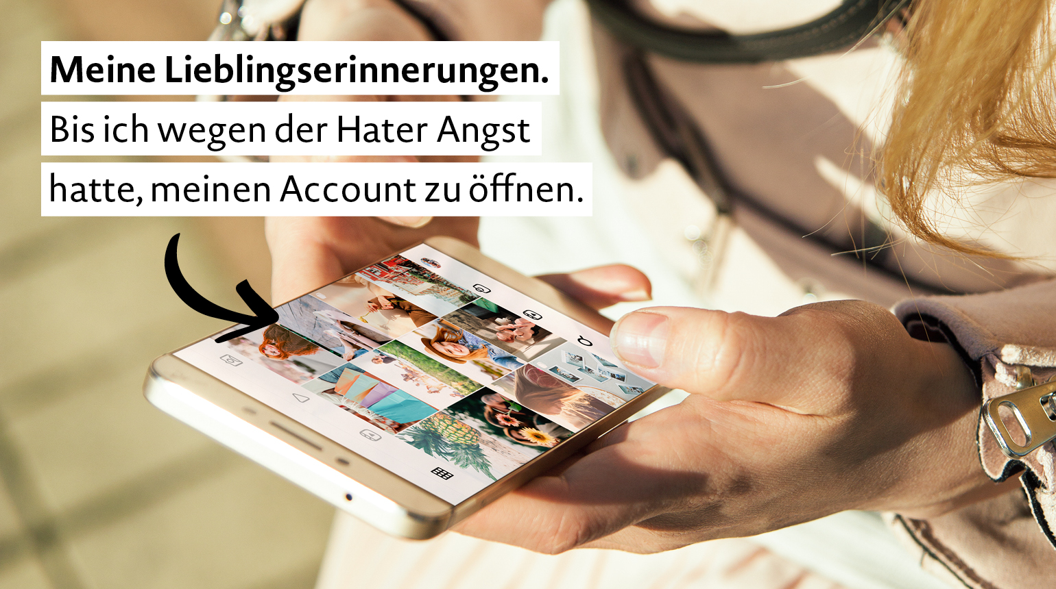 Foto: Ein Mädchen scrollt durch Handybilder. Text: „Meine Lieblingserinnerungen. Bis ich wegen der Hater Angst hatte, meinen Account zu öffnen.“