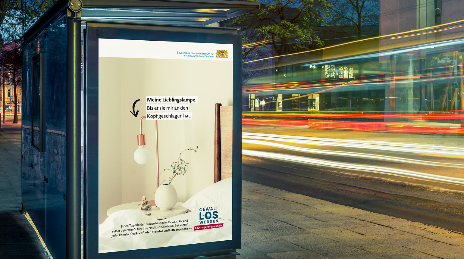 Foto: City Light Plakat mit Text: „Meine Lieblingslampe. Bis er sie mir an den Kopf geschlagen hat.“